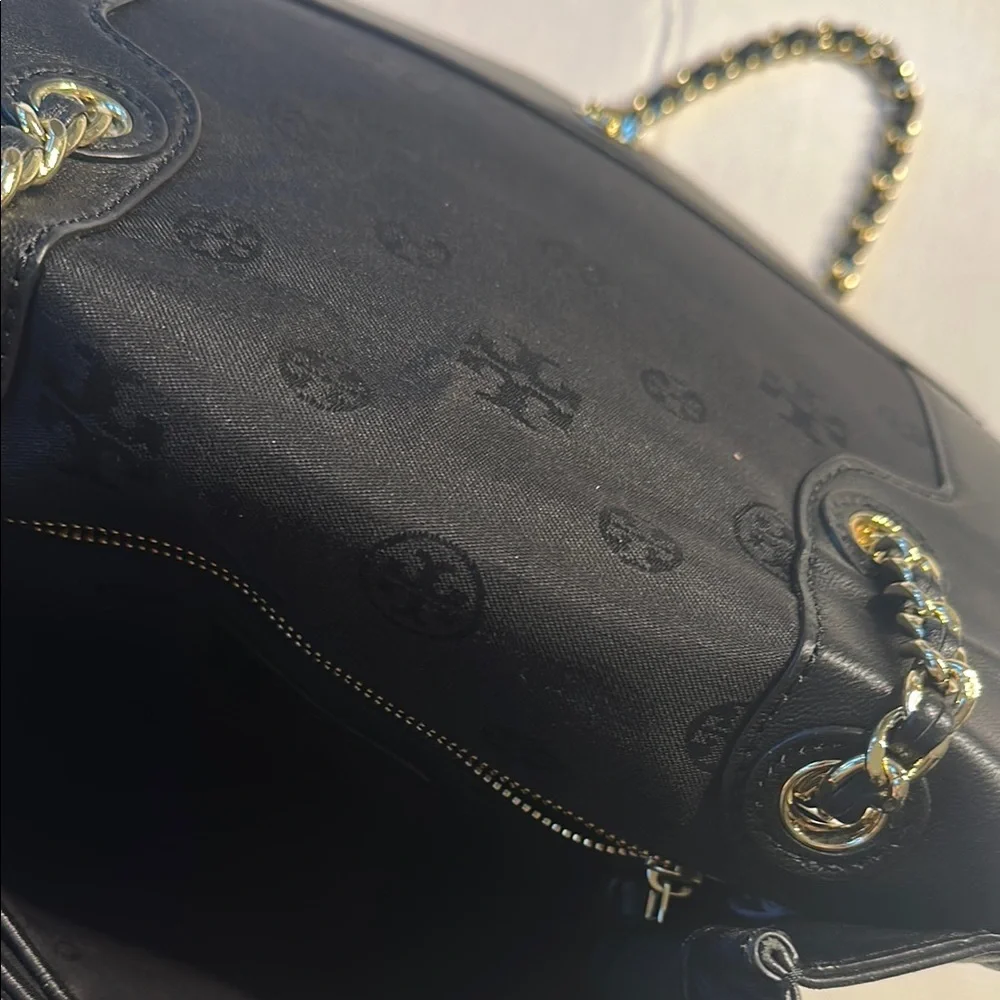 Chic Black Quilted Crossbody Bag with Chain Strap - Picture 3 of 4